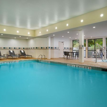 Courtyard By Marriott Kingston Hotel Екстериор снимка