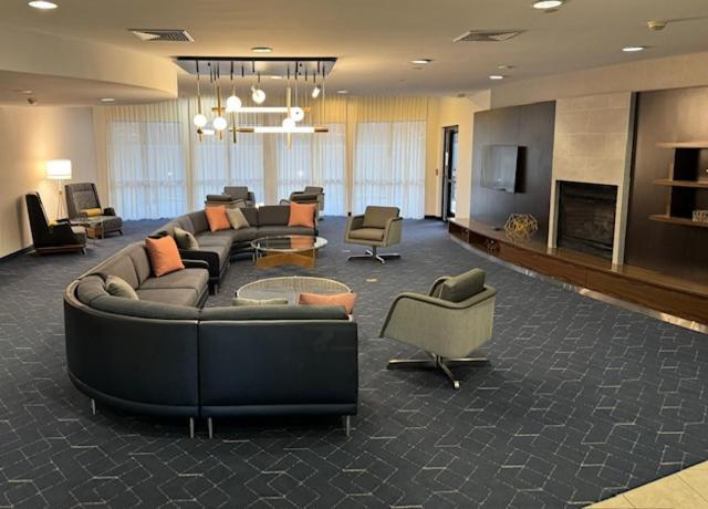 Courtyard By Marriott Kingston Hotel Екстериор снимка