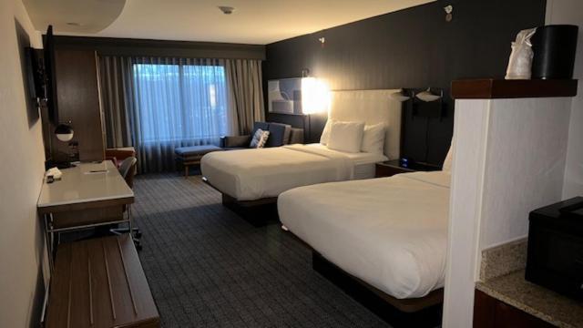 Courtyard By Marriott Kingston Hotel Екстериор снимка
