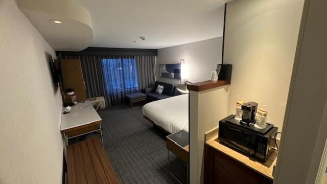 Courtyard By Marriott Kingston Hotel Екстериор снимка