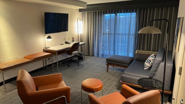 Courtyard By Marriott Kingston Hotel Екстериор снимка