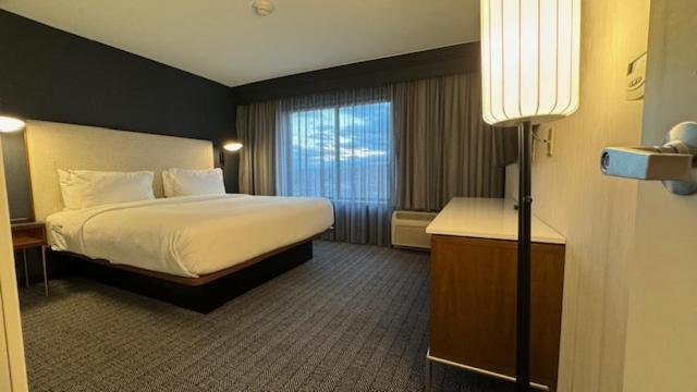 Courtyard By Marriott Kingston Hotel Екстериор снимка