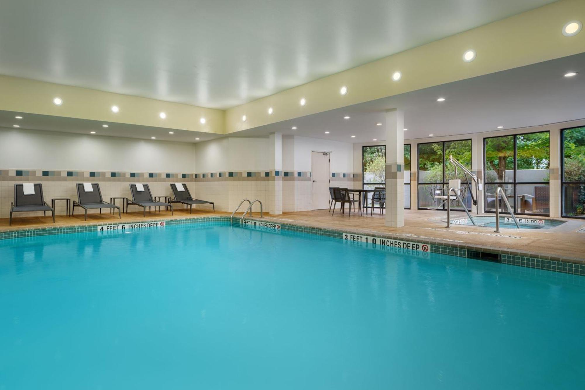 Courtyard By Marriott Kingston Hotel Екстериор снимка