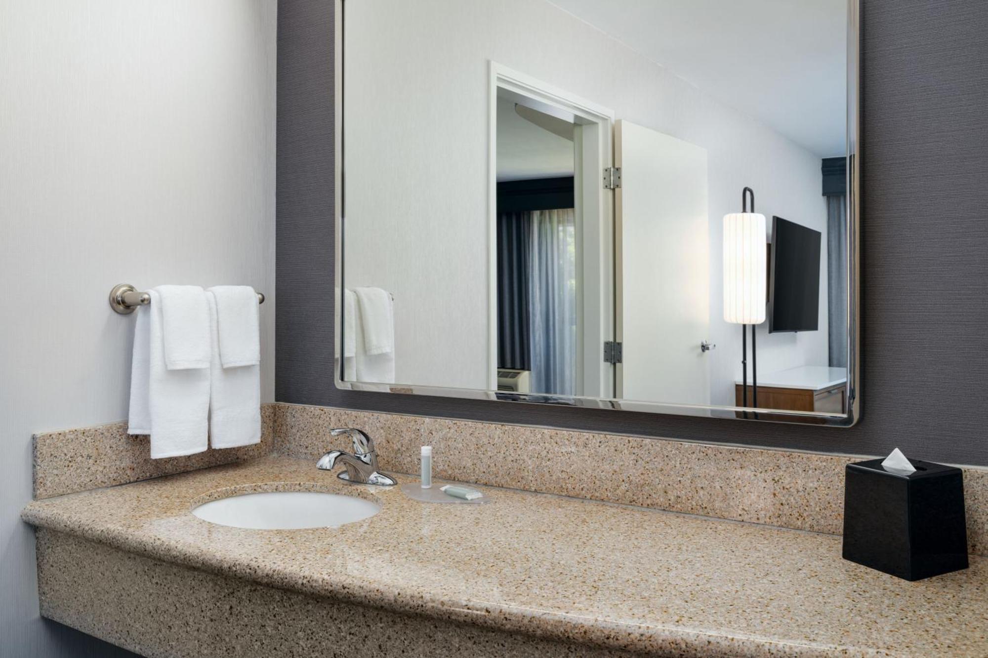 Courtyard By Marriott Kingston Hotel Екстериор снимка