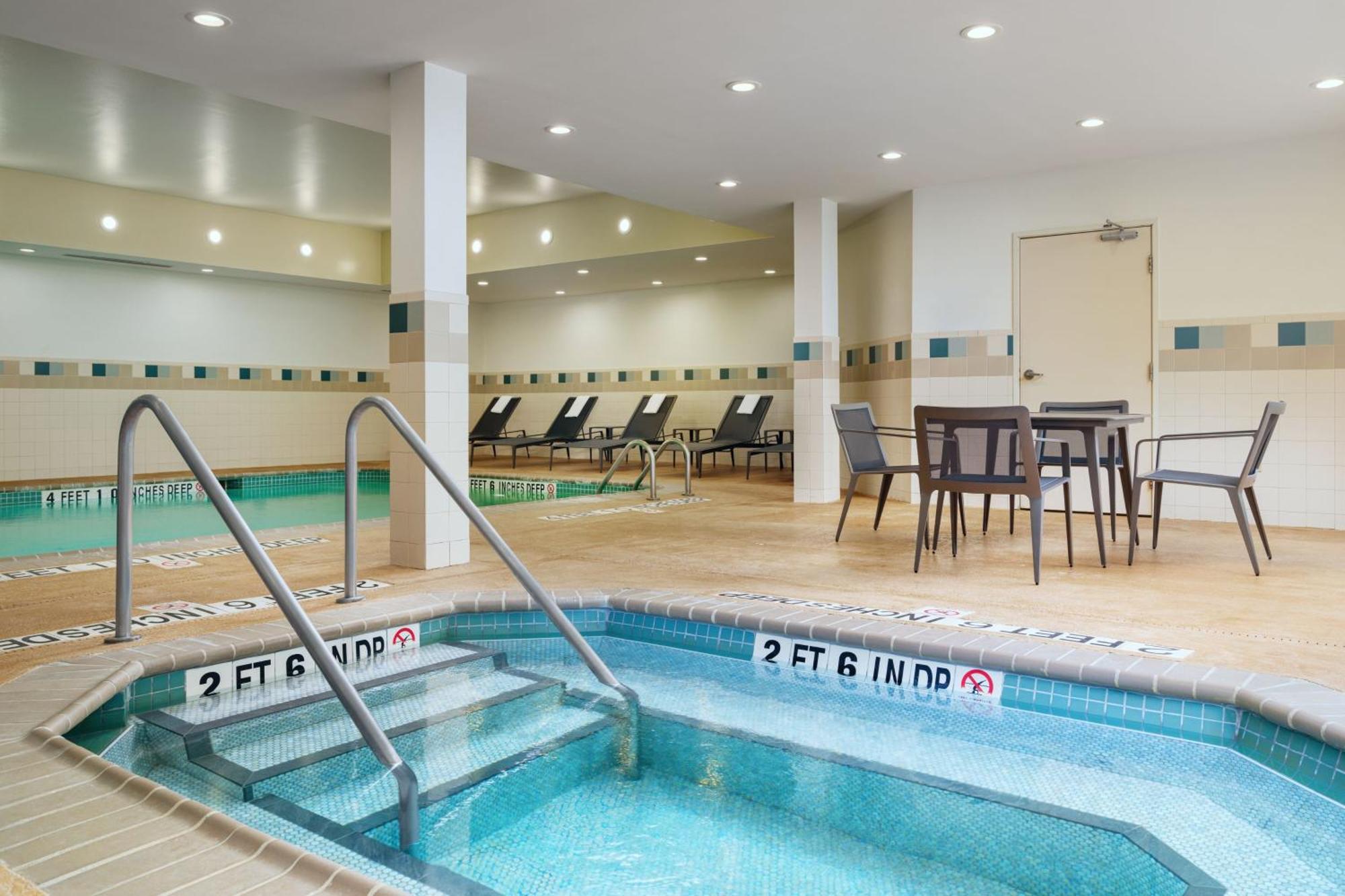 Courtyard By Marriott Kingston Hotel Екстериор снимка
