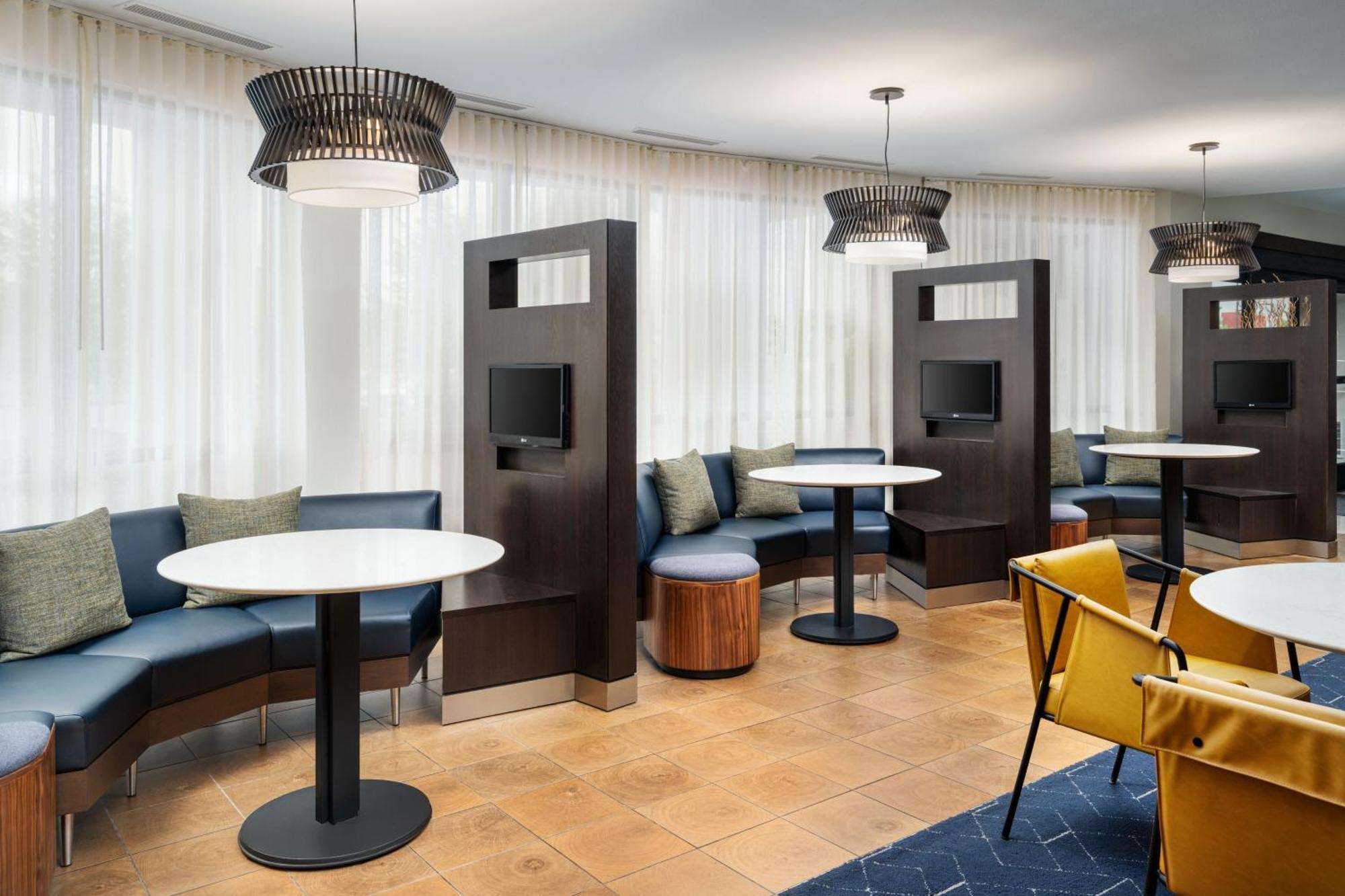 Courtyard By Marriott Kingston Hotel Екстериор снимка