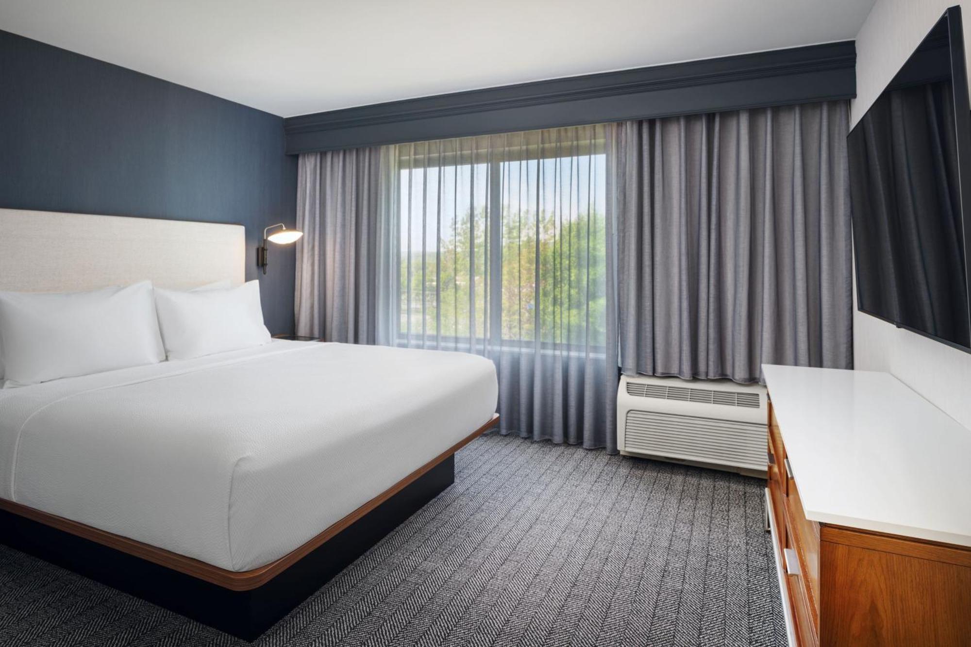 Courtyard By Marriott Kingston Hotel Екстериор снимка