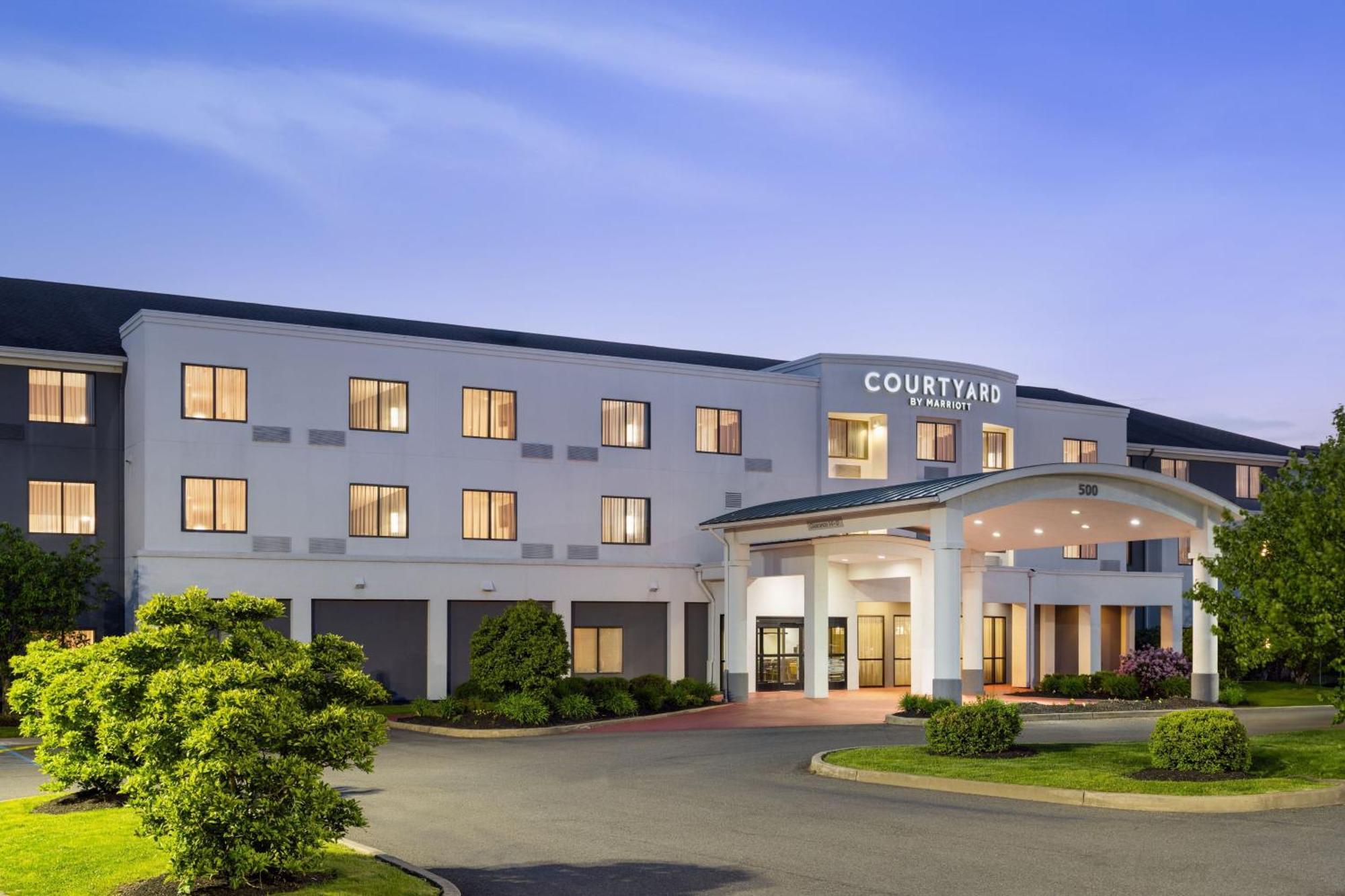 Courtyard By Marriott Kingston Hotel Екстериор снимка