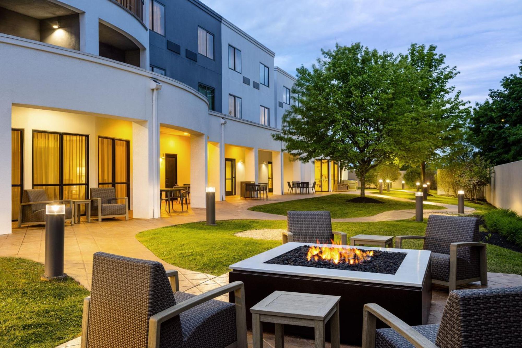 Courtyard By Marriott Kingston Hotel Екстериор снимка