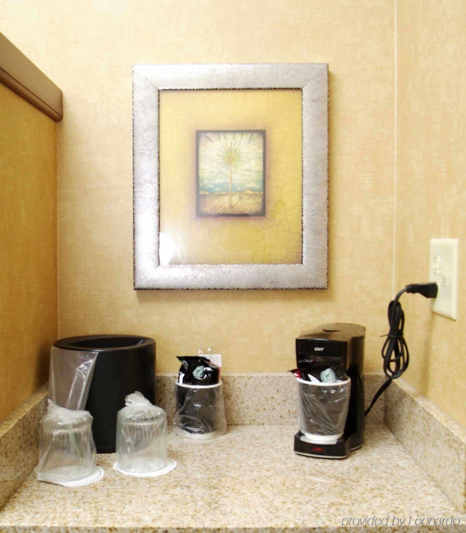 Courtyard By Marriott Kingston Hotel Екстериор снимка
