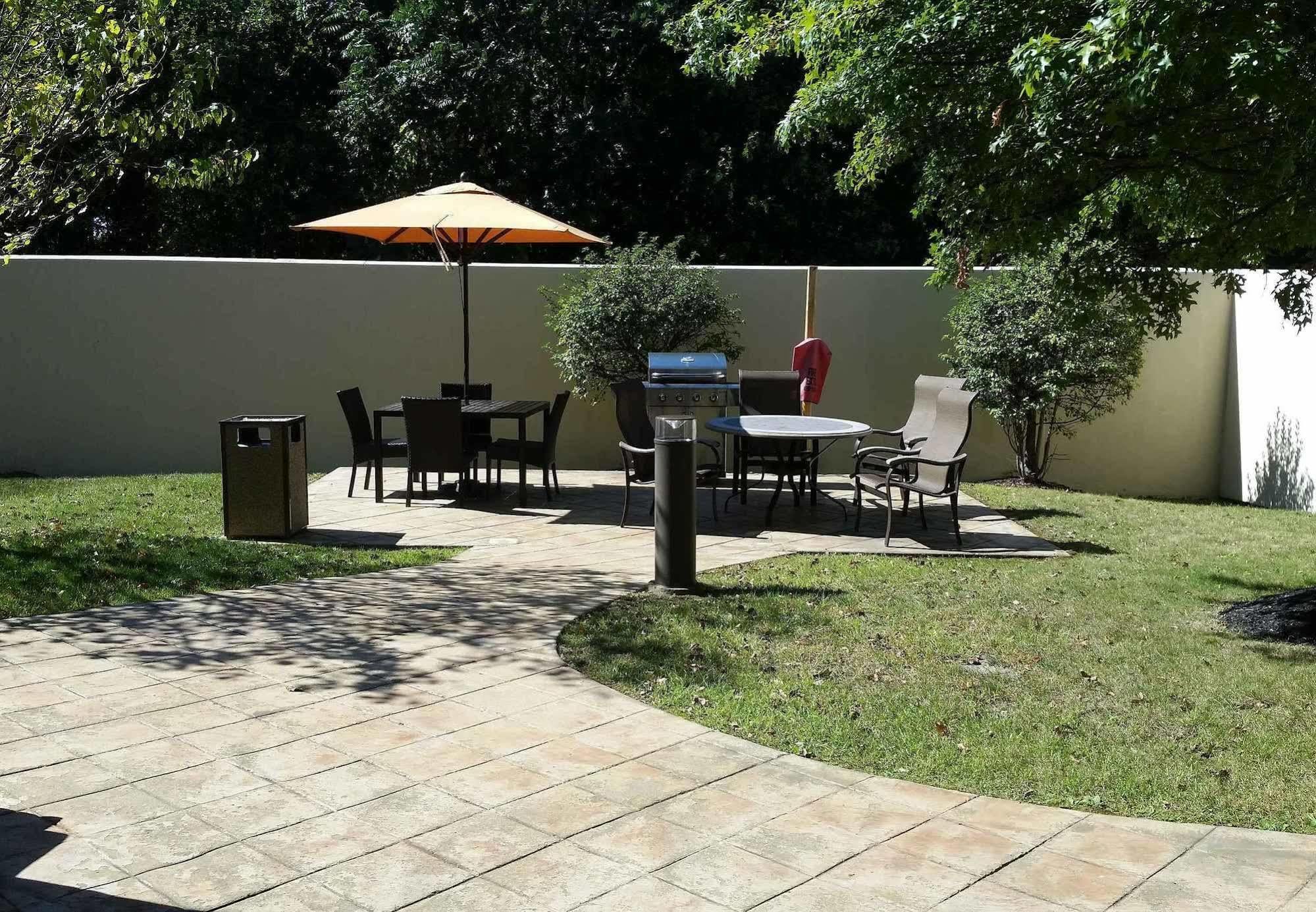 Courtyard By Marriott Kingston Hotel Екстериор снимка