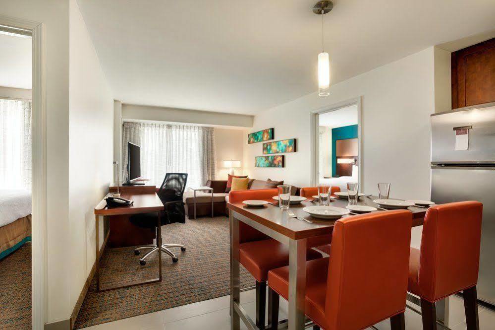 Courtyard By Marriott Kingston Hotel Екстериор снимка